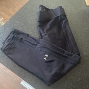 Under Armour black cropped leggings